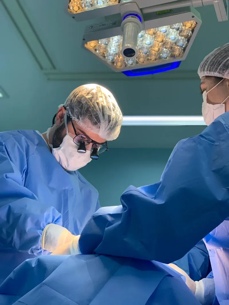 Dr. Stéfano Fiúza operando com lupa cirúrgica