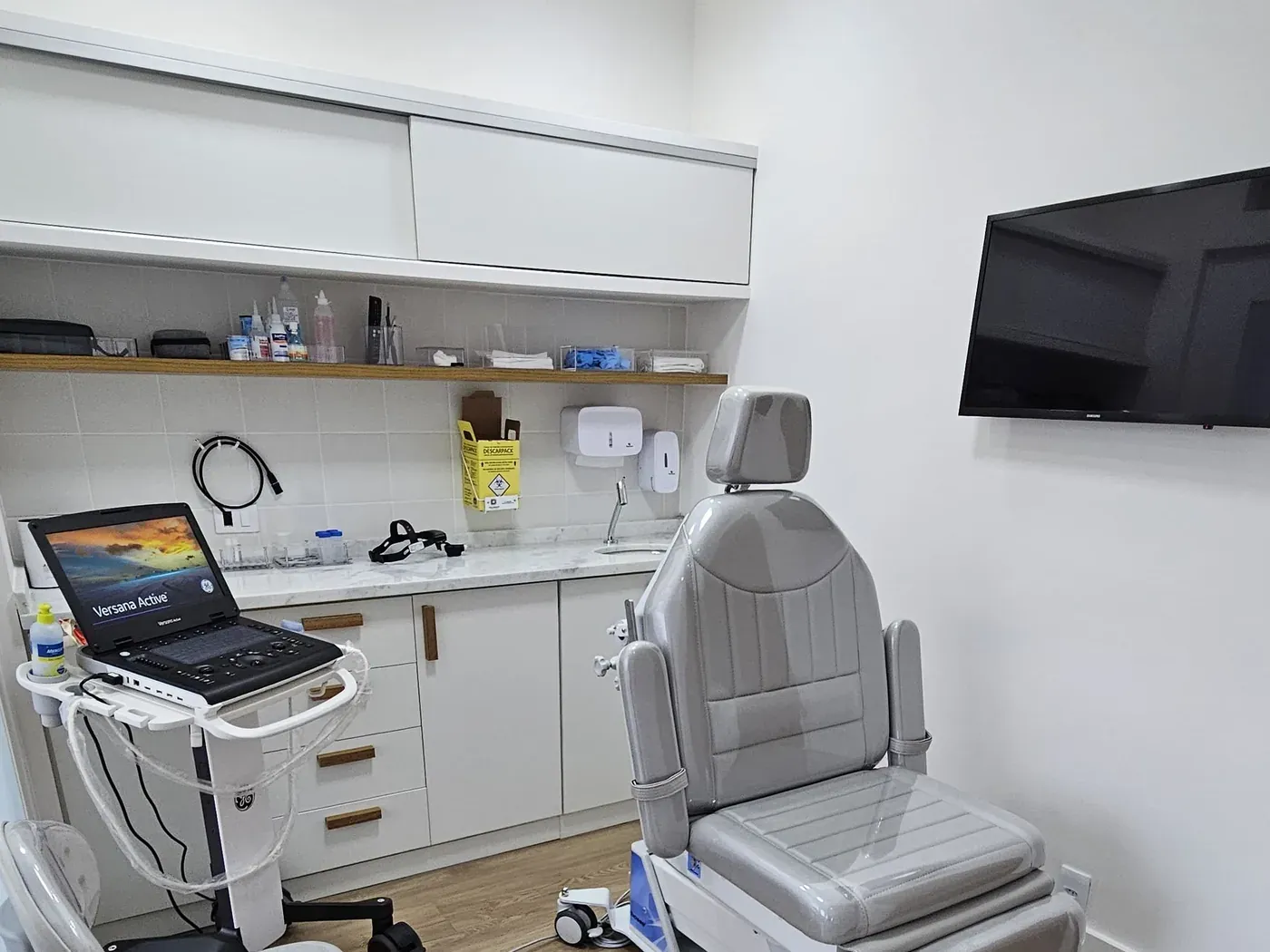 Sala de exames do consultório de Ipanema, com aparelho de ultrassom