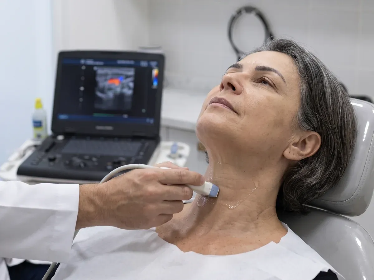 Ultrassom com doppler do pescoço sendo realizado no consultório